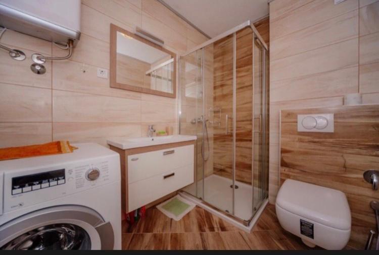 Vila V Lux Apartments Petrovac ภายนอก รูปภาพ