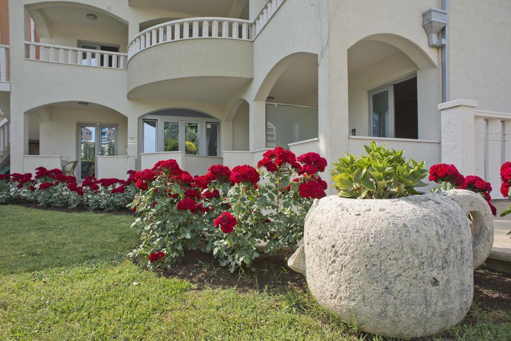 Vila V Lux Apartments Petrovac ภายนอก รูปภาพ