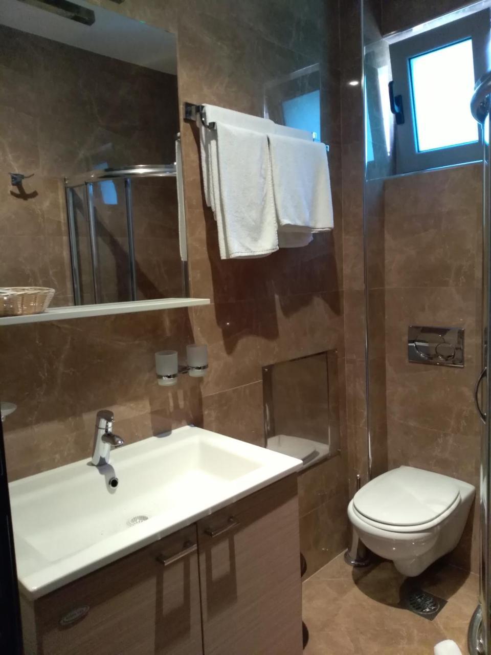 Vila V Lux Apartments Petrovac ภายนอก รูปภาพ