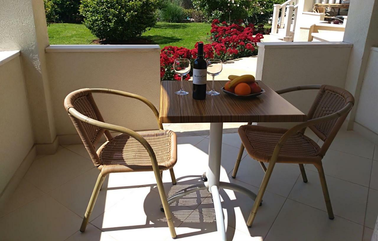 Vila V Lux Apartments Petrovac ภายนอก รูปภาพ