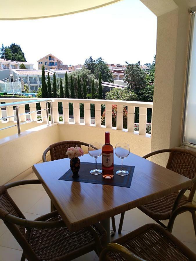 Vila V Lux Apartments Petrovac ภายนอก รูปภาพ
