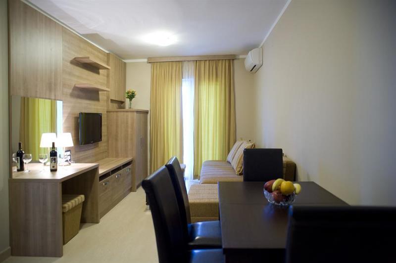 Vila V Lux Apartments Petrovac ภายนอก รูปภาพ